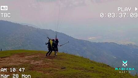 Шальная латинка с большими сиськам сквиртует от дрочки в воздухе