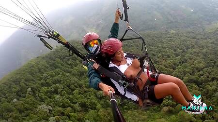 Шальная латинка с большими сиськам сквиртует от дрочки в воздухе