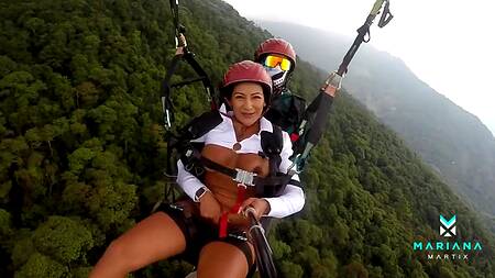 Шальная латинка с большими сиськам сквиртует от дрочки в воздухе