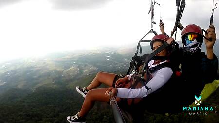 Шальная латинка с большими сиськам сквиртует от дрочки в воздухе