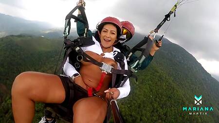 Шальная латинка с большими сиськам сквиртует от дрочки в воздухе