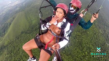 Шальная латинка с большими сиськам сквиртует от дрочки в воздухе