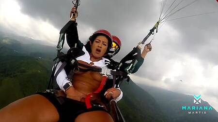 Шальная латинка с большими сиськам сквиртует от дрочки в воздухе