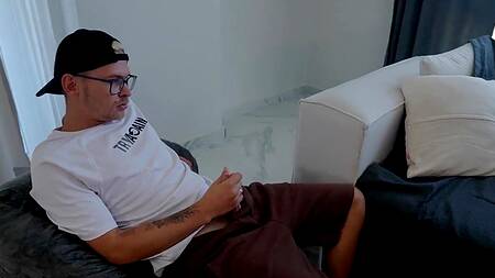 Куколд дрочит, а его миленькую телку ебет раком кто-то другой и кончает внутрь