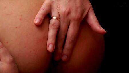 Русская мамочка обеспечила жаркую групповушку двум молоденьким лесбиянкам