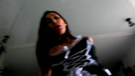 Сексуальной горничной со стройными ножками больше нравится трахаться на работе