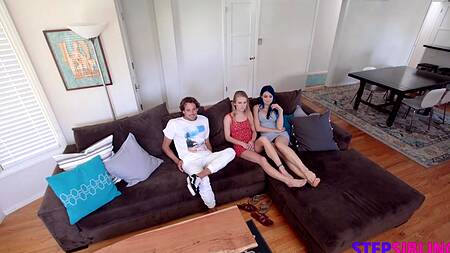 Красотки скауты широко раздвигают длинные ножки перед крепким хуем