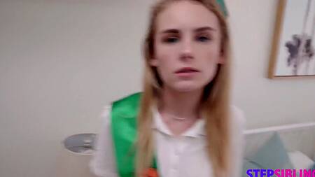 Красотки скауты широко раздвигают длинные ножки перед крепким хуем