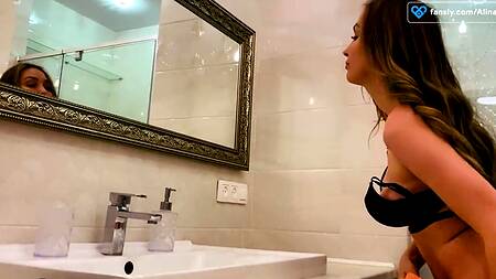 Мокрая киска жопастой русской мамки помогла кончить хитрому сыну