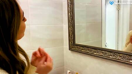 Мокрая киска жопастой русской мамки помогла кончить хитрому сыну