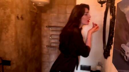 Сексуальная зрелка с большими сиськами успевает сделать глубокий минет в туалете