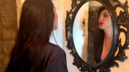 Сексуальная зрелка с большими сиськами успевает сделать глубокий минет в туалете