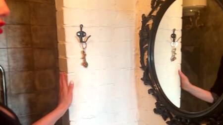 Сексуальная зрелка с большими сиськами успевает сделать глубокий минет в туалете