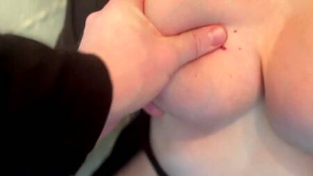 Сексуальная зрелка с большими сиськами успевает сделать глубокий минет в туалете