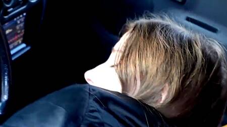 Русская девушка отсасывает на улице чтобы не вызывать полицию из-за ДТП