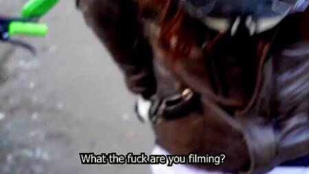 Русская девушка отсасывает на улице чтобы не вызывать полицию из-за ДТП