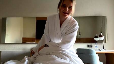 Разогрела ротиком толстый хуй парня и получила сочный кремпай в киску