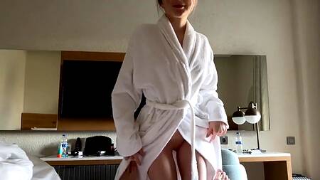 Разогрела ротиком толстый хуй парня и получила сочный кремпай в киску