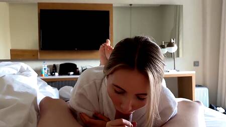 Разогрела ротиком толстый хуй парня и получила сочный кремпай в киску