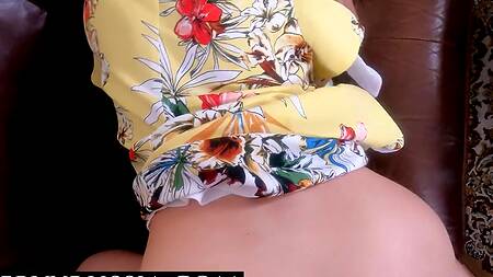 Вместительно очко русской шлюшки доводит большой член до оргазма