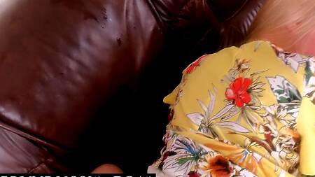 Вместительно очко русской шлюшки доводит большой член до оргазма