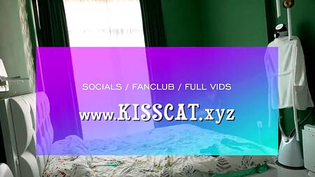 Брюнетка с большими сиськами возбуждается от одних лишь пошлых разговоров