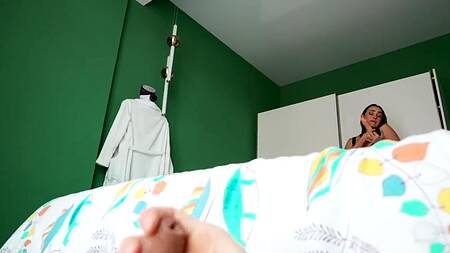 Брюнетка с большими сиськами возбуждается от одних лишь пошлых разговоров