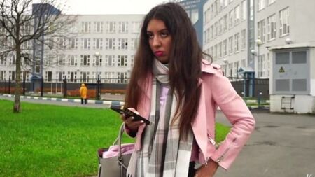 Загорелая краля просит подвезти, но ее пришлось выебать в машине