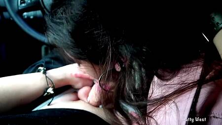 Загорелая краля просит подвезти, но ее пришлось выебать в машине