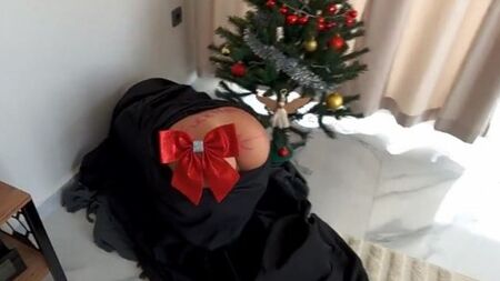 Подарила свою тугую анальную дырку бойфренду на Новый год под елкой