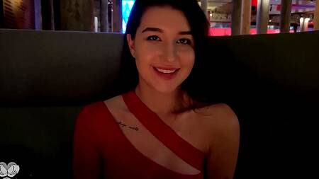 Шальная малышка предлагает отдолбить ее киску раком в туалете клуба