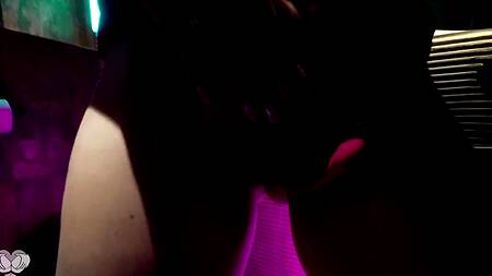 Шальная малышка предлагает отдолбить ее киску раком в туалете клуба