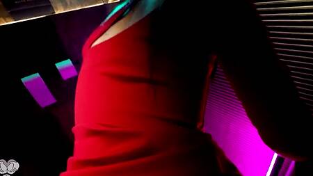 Шальная малышка предлагает отдолбить ее киску раком в туалете клуба