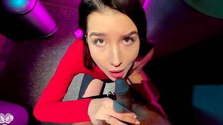 Шальная малышка предлагает отдолбить ее киску раком в туалете клуба