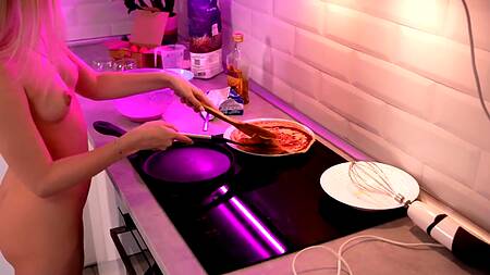 Вместо блинчиков полизал красотке гладкую киску и выебал ее прямо на кухне