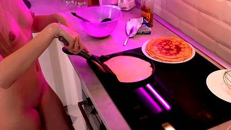 Вместо блинчиков полизал красотке гладкую киску и выебал ее прямо на кухне