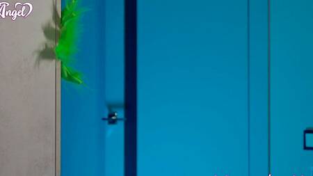 Красотке досталось в нежную попку от похитителя рождества после большого дилдо