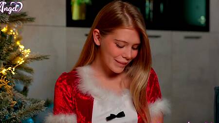 Красотке досталось в нежную попку от похитителя рождества после большого дилдо