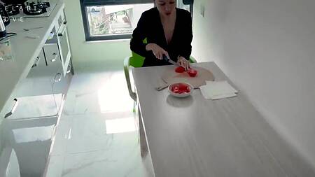 Красотка с психическим расстройством задумала оттрахать выдуманного сына