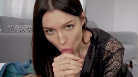 Красотка с психическим расстройством задумала оттрахать выдуманного сына