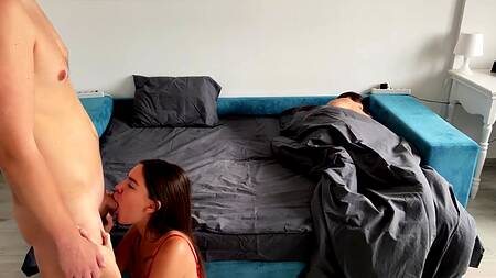 Пришлось выебать в ротик возбужденную младшую сестру подружки и обкончать ее лицо