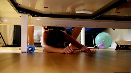 Крошка застряла под кроватью и получила крепкий хер в тугую попку раком