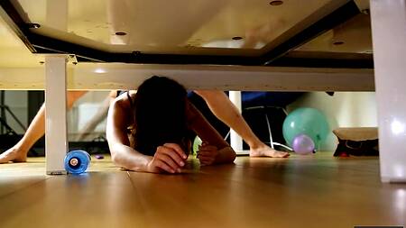 Крошка застряла под кроватью и получила крепкий хер в тугую попку раком