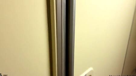 Красивая зрелка соглашается поебаться с попутчиком в поезде выпив немного