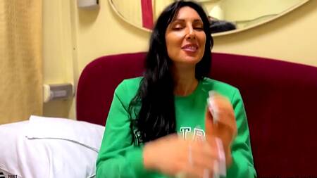 Красивая зрелка соглашается поебаться с попутчиком в поезде выпив немного