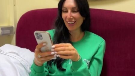 Красивая зрелка соглашается поебаться с попутчиком в поезде выпив немного