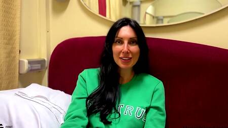 Красивая зрелка соглашается поебаться с попутчиком в поезде выпив немного