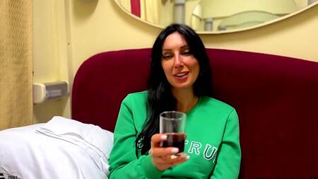 Красивая зрелка соглашается поебаться с попутчиком в поезде выпив немного