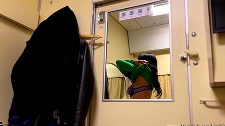 Красивая зрелка соглашается поебаться с попутчиком в поезде выпив немного