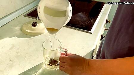 Папаша остудил жаркую киску жопастой дочки собственным хуем, выебав ее раком